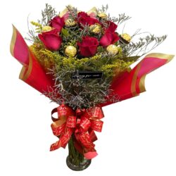 BUQUÊ COM 6 ROSAS E 7 FERREROS