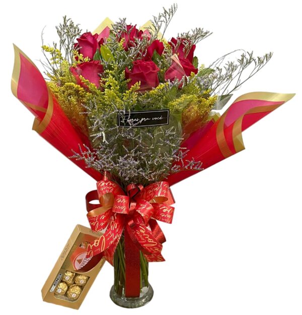 BUQUÊ COM 7 ROSAS E FERRERO