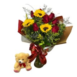 Buquê Raio de Sol com 6 rosas e 3 girassóis + pelúcia 20 cm