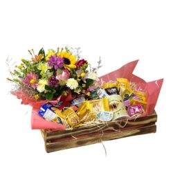 Cesta de café da manhã com flores mistas