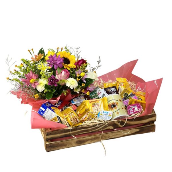 Cesta de café da manhã com flores mistas