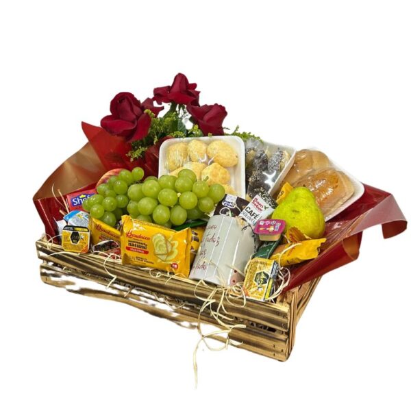 Cesta de café da manhã com rosas