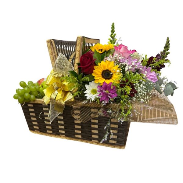 Cesta piquenique com flores e fruta
