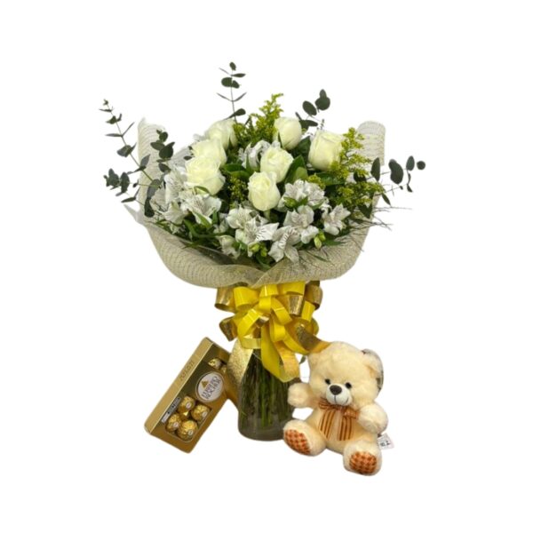 Buquê com rosas brancas, pelúcia e ferrero com 8
