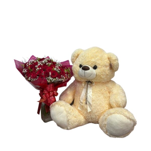 Buquê com 50 rosas e pelúcia grande